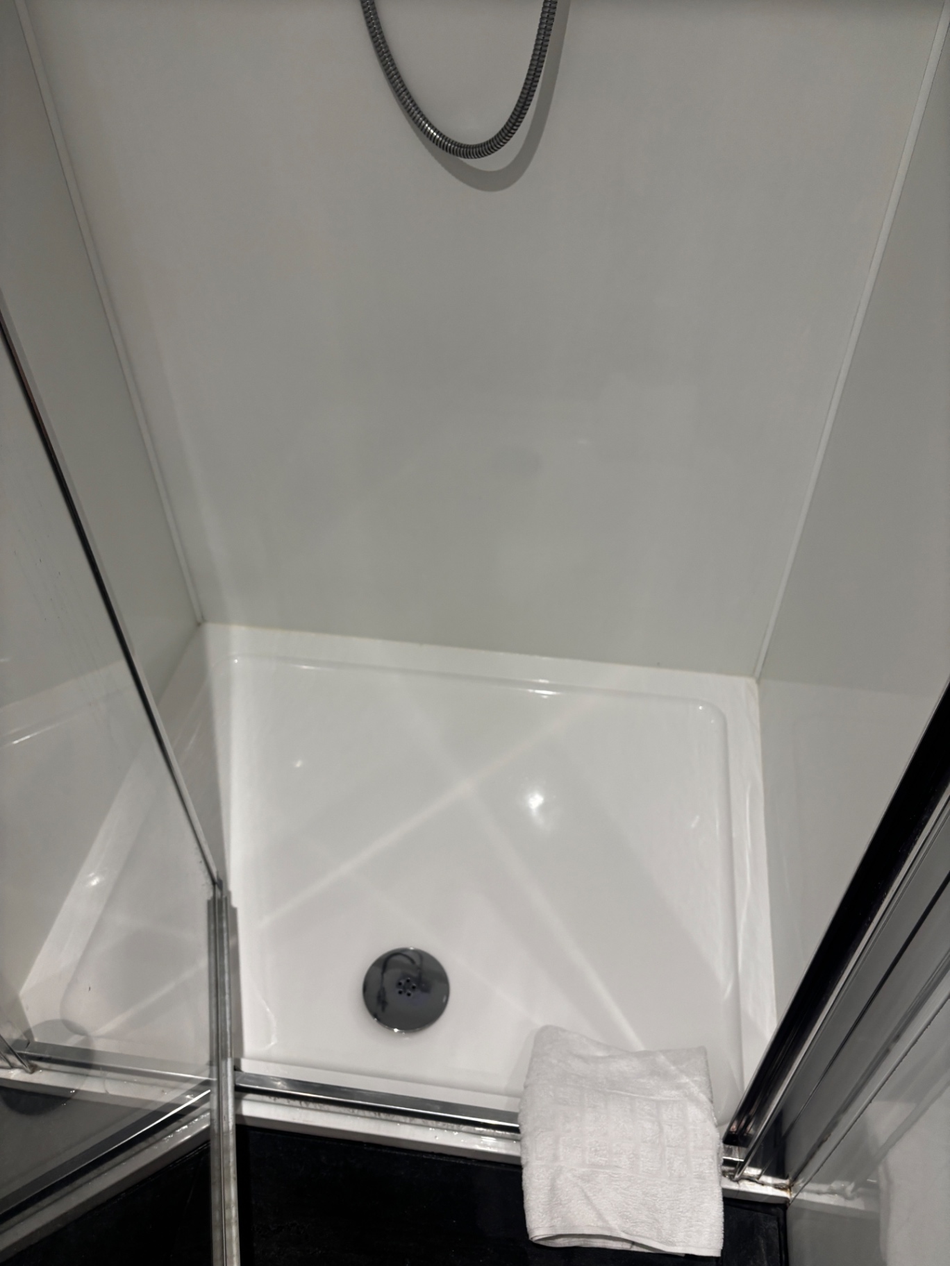 Shower tray deep cleaned and polished by NordSpark